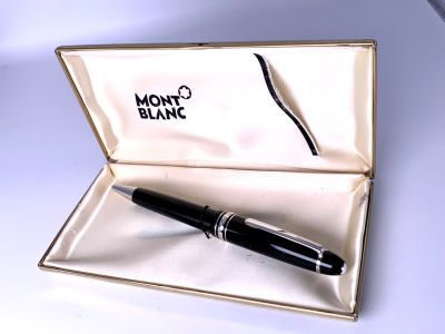 עט כדורי MONT BLANC דגם גדול ומרשים עיטורי פלטיניום מצב מעולה 14.5 ס"מ 
כולל קופסה 