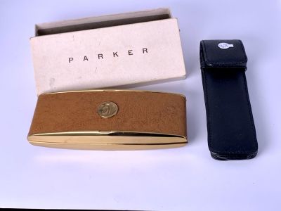 לוט קופסה ונרתיק לעטים: קופסה ישנה ונדירה ל PARKER 51 15.5X6 ס"מ ונרתיק עור לשני עטים 15.5X4.5 