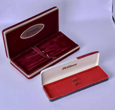 לוט 2 קופסאות לעטים : קופסת פח עתיקה PELIKAN - ס"מ 14.5X4.5 וקופסה לשני עטים PARKER 