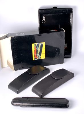 שני נרתיקי עור OMAS לעטים 15X4.5 ס"מ כל אחד ונרתיק עור 16X4ס"מ עם האות P סמל חב' PARKER