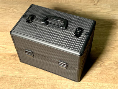 תיק - מזוודה מותאמת לאחסון עטים וציוד נילווה 22X35 ס"מ - גובה 26 ס"מ במצב סגור שמור כחדש