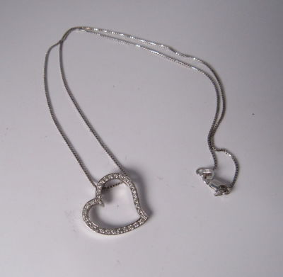 שרשרת זהב לבן 14K עם תליון לב 18K משובץ 31 יהלומים משקל: 3.4 גרם אורך השרשרת 41 ס"מ אורך התליון 