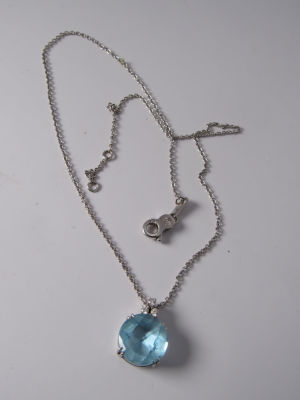 שרשרת ותליון זהב לבן 18K משובץ בלו טופז בליטוש עגול קוטר האבן 12 מ"מ גובה: 6.7 מ"מ ועוד 3 