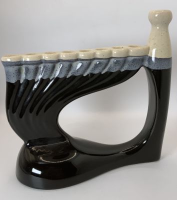 חנוכיית פורצלן עבודת אמן לא חתום גובה השמש 18.5 ס׳׳מ אורך 19 ס׳׳מ