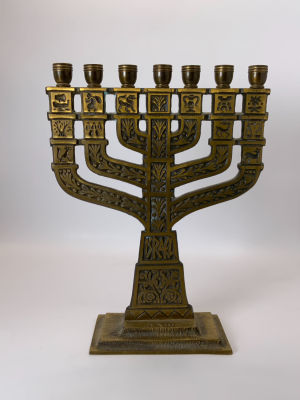 מנורת מתכת ארץ ישראל מעוטר דמויות וכיתוב גובה 18 ס"מ רוחב 5X9 ס"מ