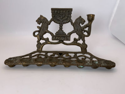 חנוכיית מתכת ארץ ישראל מעוטר אריות, מנורה וכיתוב 9 ס"מ רוחב 19 ס"מ