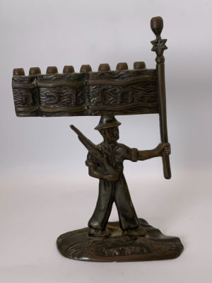 חנוכיית ארץ ישראל דמות חייל 17 ס"מ גובה בסיס 10X5 ס"מ