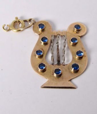תליון זהב 18k נבל משובץ 9 ספירים כחולים יפים בליטוש ישן משקל 3.7
