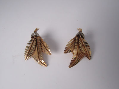 זוג עגילי זהב 18k קליפס לבדיקה בצורת עלים משולב עם זהב לבן משקל 6 גרם