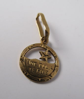 תליון מזל בספרדית זהב 18k משקל 1.2 גרם. “que ella te guie”