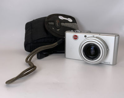מצלמת דיגיטלית גרמנית חברת LEICA כולל כרטיס זיכרון של 2 GB, מתאם וסוללה ללא המטען מגיע עם תיק 