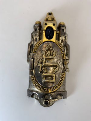 בית מזוזה בצורת חומות בית המקדש מעוטר אבן חן לפיס לזולי ומגן דוד גודל: 13.5X6 ס''מ