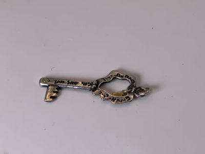 תליון כסף 925 בצורת מפתח וחמסה קטנה מעוטר תפילה "פותח את ידיך ומשביע לכל חי רצון" אורך: 5 ס''מ 