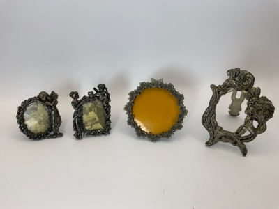 לוט מסגרות: ארבעה מסגרות מיניאטוריות מעוטרות דמויות שונות ופרחים בסגנון ארט נובו שניים חתומים 