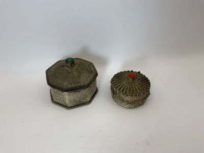 זוג קופסאות מיניאטוריות ממתכת עם אבן חן צבעונית גודל: 5X5X4, 4X4X2.5 ס''מ