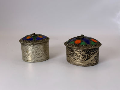 זוג קופסאות מיניאטוריות עבודת אמייל קוטר: 4.5,4 ס''מ, גובה: 3.5 כל אחד