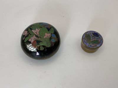 זוג קופסאות מיניאטוריות קופסת ההרחה וטבק עבודת קלוזונה מעוטר פרחים קוטר: 4.5,2.5 ס''מ, גובה: 