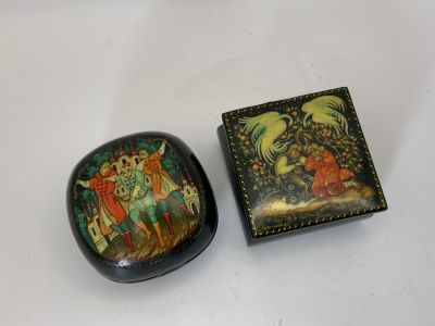 זוג קופסאות מיניאטוריות מעץ מעוטר סיפורי עם חתום המקום, הסיפור והאמן ציור עבודת יד גודל: 5X5X3 