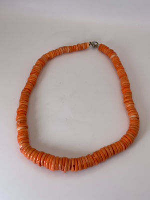 שרשרת חרוזים מאבני קורל צבע סלמון כהה גדול מרשים אורך השרשת פתוחה: 51 ס''מ קוטר החרוזים: 8-15 מ״מ