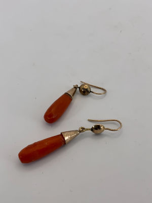 זוג עגילי קורל וזהב 10K צבע סלמון כהה, משקל כולל: 4.4 גרם אורך העגיל: 4 ס''מ