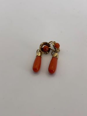 זוג עגילי קורל וזהב 10K צבע סלמון כהה (פגמים קלים בזהב ראו בצילומים) חתום משקל כולל: 4 גרם