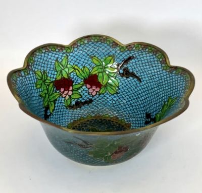 קערה מעוצבת עבודת חוטי מתכת ואמיל שקוף דמוי זכוכית מעוטר ענבים קוטר פתח עליון: 12.5 ס''מ, גובה: 