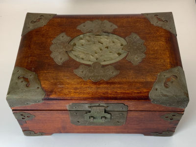 קופסת תכשיטים סינית מעץ ומתכת משובץ אבן חן ג'ייד נפרייט דמות ציפור ופרחים קטיפה ורודה בחלק 