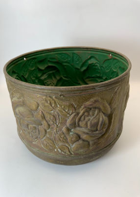 כלי מתכת אלפקה אנגלי מעוטר עבודת ריקוע פרחים ועלים חתום קוטר: 15 ס''מ, גובה: 11 ס''מ