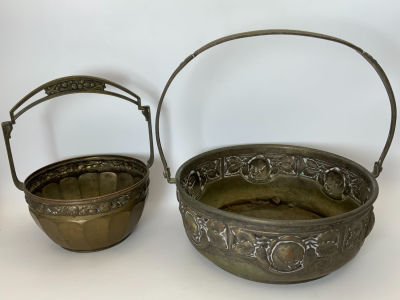 צמד סלסלות מתכת מעוטרות עבודת ריקוע קוטר: 14,9