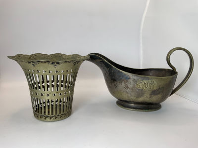 צמד כלי מתכת: סלסלת מתכת חתומה וממוספרת גובה: 7.5 ס''מ ורוטביית מתכת חתומה SHEFFIELD חתום 