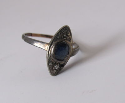 טבעת זהב לבן 10K משובץ 7 דיאמנטים (חסר דיאמנט הטבעת זקוקה להלחמה ראו בתמונות) וספיר כחול במרכז 