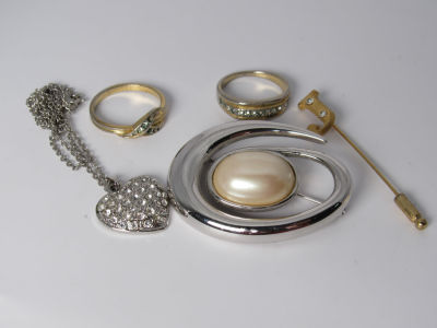 לוט תכשיטי אופנה: 2 טבעות מתכת ואבנים, שרשרת ותליון, סיכה וסיכה לעניבה