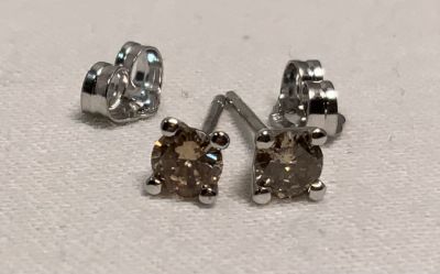 זוג עגילי זהב לבן 14K משובים 2 יהלומים של 0.22 CT כל אחד -צבע קוניאק מבריק משקל 0.7 גרם חדש לא 