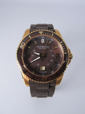 שעון יד VICTORINOX מנגנון קוורץ שוויצרי זכוכית ספיר רצועת סיליקון במצב חדש קוטר 43 מ''מ