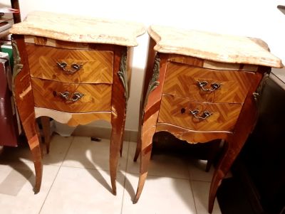 צמד שידות עץ עבודת מרקטרה וינטג' תוצרת איטליה שני מגירות כל אחד ושיש בחלק העליון גובה: 64 ס''מ 