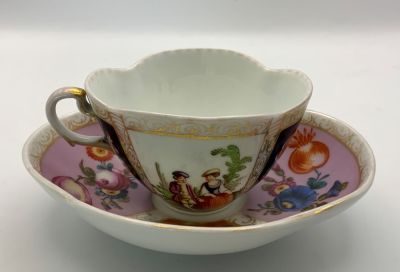 סט ספל ותחתית פורצלן חתומים