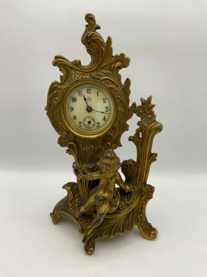 שעון פסל ארט נובו עתיק BRIDGEPORT CONN מפוסל עם דמות 
מנגנון מכני זקוק לתיקון