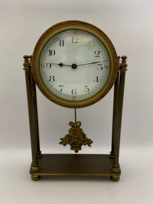 שעון מטוטלת עתיק , צרפתי, 4 רגליים לוח פגום 
מצב מנגון עובד