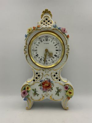 שעון מנטל, פורצלן דרזדן בסגנון מייסן מנגנון קוורץ 
מנגנון לא נדבק