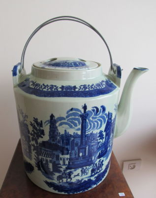 קומקום ענק פורצלן עיטורי נופים ארופאיים חתום קוטר בסיס: 32 ס''מ, גובה: 34 ס''מ