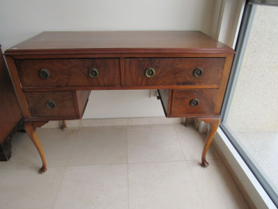 שולחן כתיבה בסגנון עתיק גובה: 77 ס''מ משטח עליון 106X49 ס''מ כולל 4 מגירות