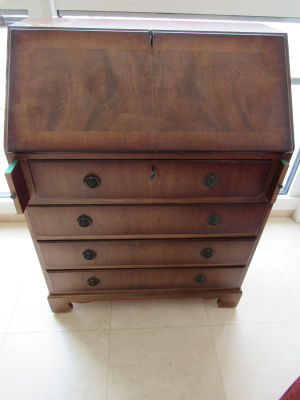 שידת סקרטר עץ בסגנון עתיק עם מפתח גובה: 99.5 ס''מ רוחב: 76 ס''מ עומק: 44 ס''מ זקוק לרסטורציה - 