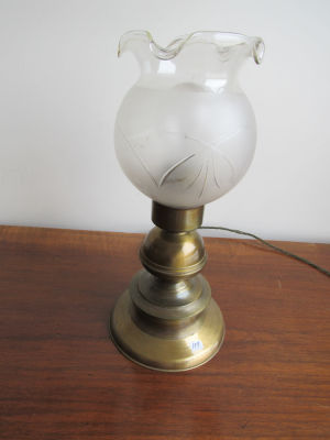 מנורת שולחן נחושת וזכוכית גובה: 33 ס''מ, קוטר בסיס: 15 ס''מ