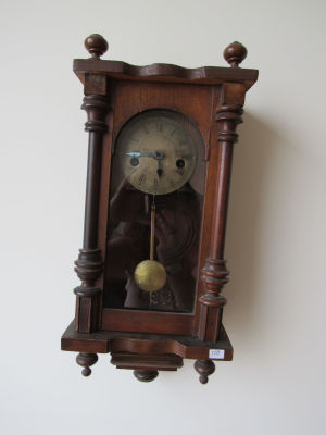 שעון קיר מטוטלת עתיק (קטן) מאה 19 זקוק לתיקון קופסת עץ לוח נחושת גובה: 42 ס''מ, רוחב: 19 ס''מ: 