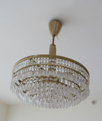 נברשת קריסטלים תלויים קוטר: 44 ס''מ גובה כולל מתלה: 55 ס''מ