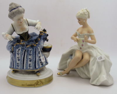 לוט 2 פיגורות פורצלן חתומות אחת חסרה אצבע גובה: 15 ס''מ כל אחד