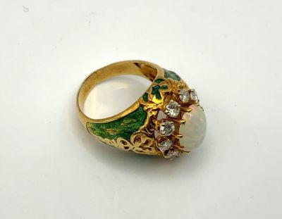 טבעת זהב צהוב 14K חתומה משובצת באבן OPAL ו-10 יהלומים במשקל 5 נקודות כל אחד, בליטושים שונים 