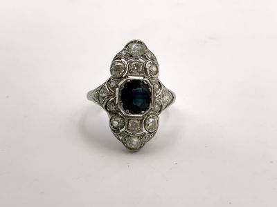 טבעת ART DECO, משובצת ב-18 יהלומים סה"כ 80 נקודות בליטושים שונים + ספיר כהה מט במרכז, טבעי כ-60 