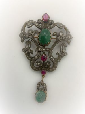 סיכה עתיקה זהב וכסף עבודת יד , משובצת דיאמנטים רובינים ו-2 אמרלדים אורך: 7 ס''מ רוחב: 4.5 ס''מ