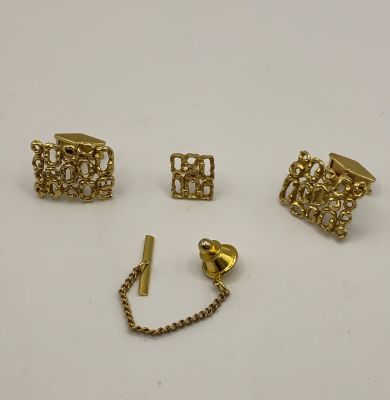 חפתים וסיכת עניבה זהב צהוב 14K גודל החפתים: 22X16 מ"מ, גודל הסיכה: 11X13 מ"מ